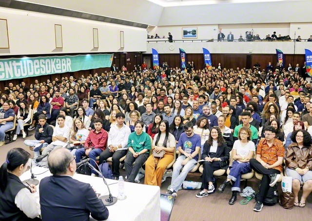 活発に行われた質問会。求道心あふれる質問が相次いだ（ブラジルSGI平和講堂で）