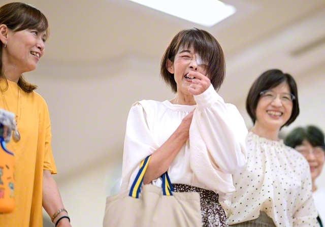 「こんなに前向きになれるなんて。題目のおかげ」。北山さん（左から2人目）は信心の確信をたぎらせ、学会活動に励む