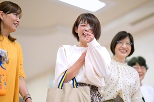 「こんなに前向きになれるなんて。題目のおかげ」。北山さん（左から2人目）は信心の確信をたぎらせ、学会活動に励む