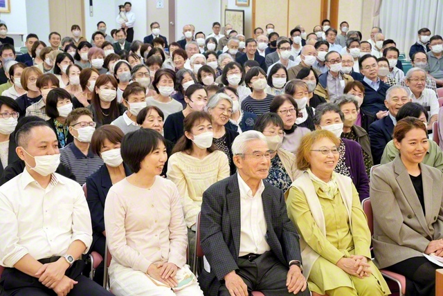 秋川総区の総会。愛唱歌「共戦の旅」「希望の大空」を皆で歌った（19日、秋川平和会館で）