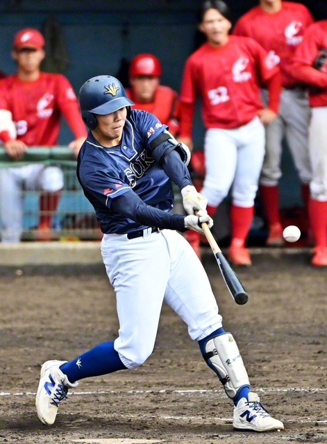 八回裏、ソロ本塁打を放つ5番・山田琉衣（3年）