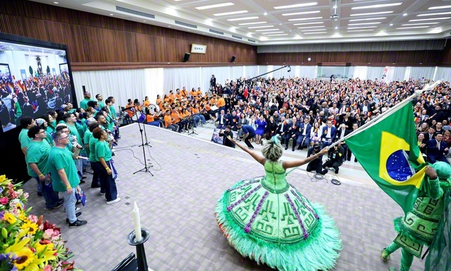 ブラジルSGIが誇る文化グループが華麗なパフォーマンスを披露。最後は愛唱歌「サウダソン・ア・センセイ（ようこそ、先生）」を高らかに大合唱した