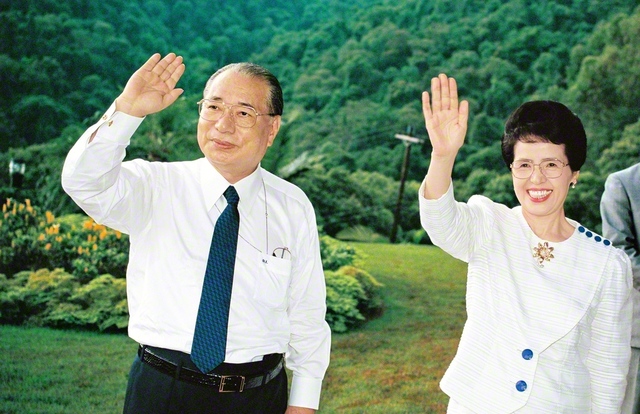 1993年2月、ブラジルSGI自然文化センターを初訪問した池田先生ご夫妻が同志を温かく激励。先生は、同センターを“友の真心に包まれた世界一の友情と哲学の園”とたたえた