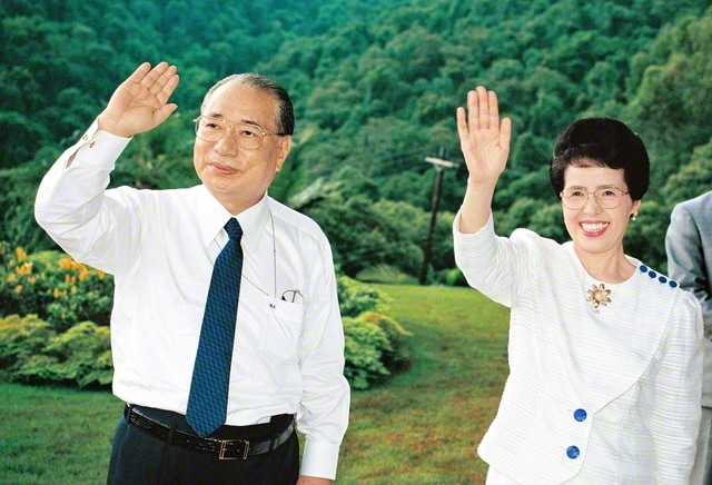 1993年2月、ブラジルSGI自然文化センターを初訪問した池田先生ご夫妻が同志を温かく激励。先生は、同センターを“友の真心に包まれた世界一の友情と哲学の園”とたたえた