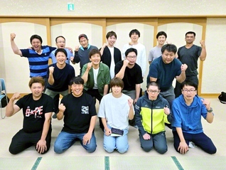 男子部の会合に意気軒高と集い合う熊本大城県の友（前列左端が前田さん）