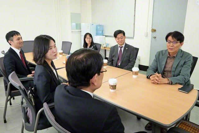 慶熙大学宗教市民文化研究所の宋在龍所長(右端)らとの懇談会