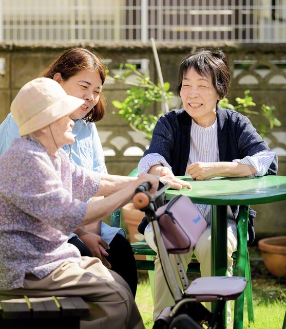 「認知症を予防するにはね……」と、地域の友と会話を弾ませる大友さん㊨。物忘れが気になる友には、安心の一言を添える、日だまりのような心地よさがある