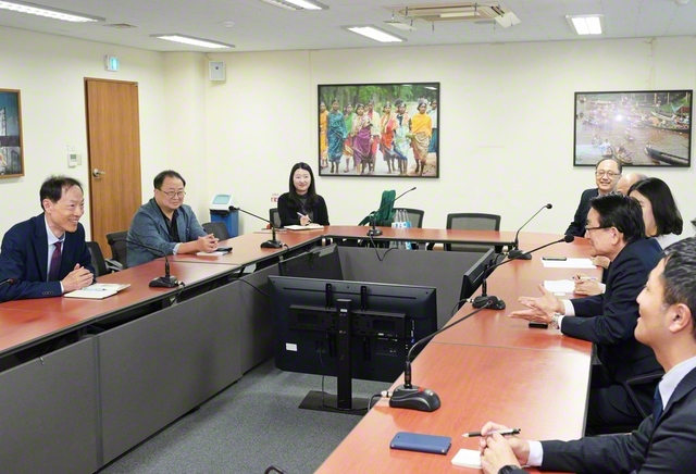 ソウルにあるアジア太平洋国際理解教育センターの林賢黙所長（左端）と学会の派遣団が和やかに