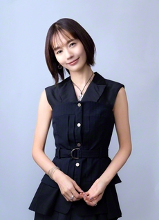 絵本作家の御厨真琴を演じる中村ゆりさん　