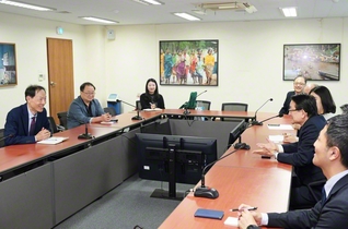 ソウルにあるアジア太平洋国際理解教育センターの林賢黙所長（左端）と学会の派遣団が和やかに