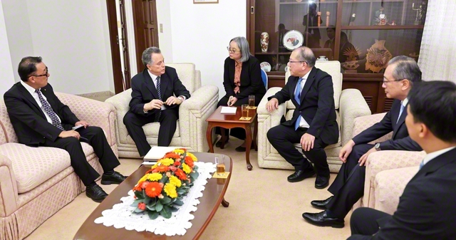 デ・チャサール元総長（左から2人目）をボリビア文化会館で歓迎。池田先生との2度の出会いなどが話題になった