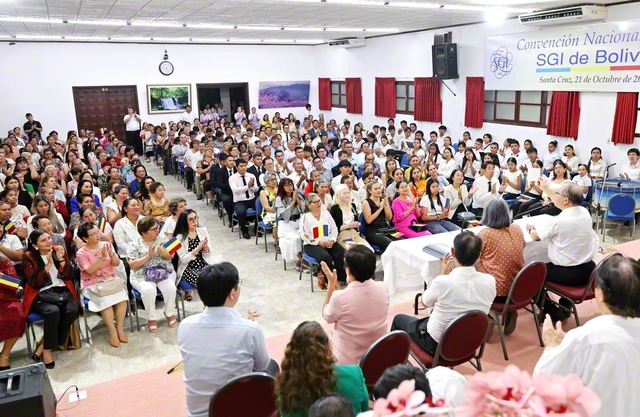 南米の中心部に位置し、日本の約3倍の面積を誇るボリビア。谷川SGI理事長らが祝福に駆け付けた総会には、遠く離れた標高約3700メートルの首都ラパスから陸路で丸1日かけて集った友も（ボリビア文化会館で）