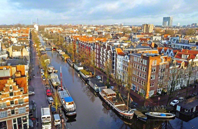 世界遺産に登録されているアムステルダムの運河地区。運河と歴史的建造物が織りなす美しい景観は、世界経済の「要」であった17世紀当時の面影をそのまま残す