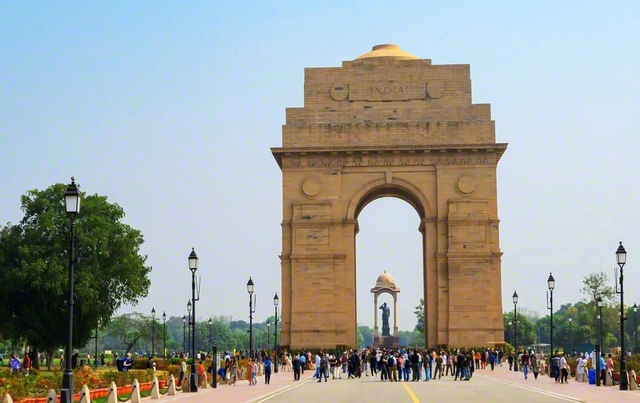 英国統治時代の1931年に完成したインド門。デリーを象徴する高さ42メートルのこの門は、第1次世界大戦で戦死したインド人兵士の慰霊のために建設された。壁面には戦死者の名が刻まれている