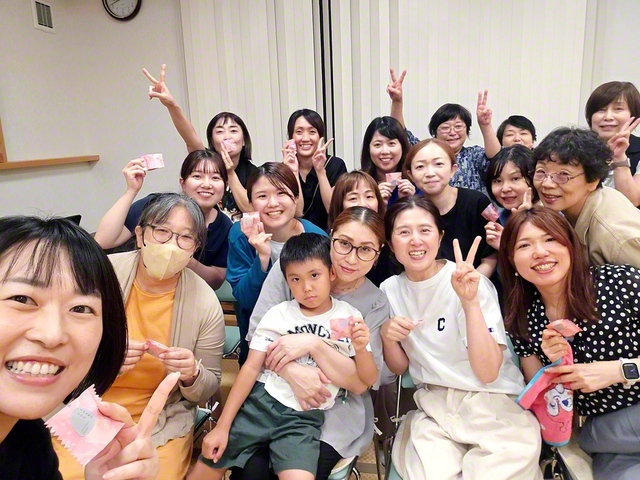 鹿児島中央圏のヤング白ゆり世代の友ら（14日、鹿児島市内で）