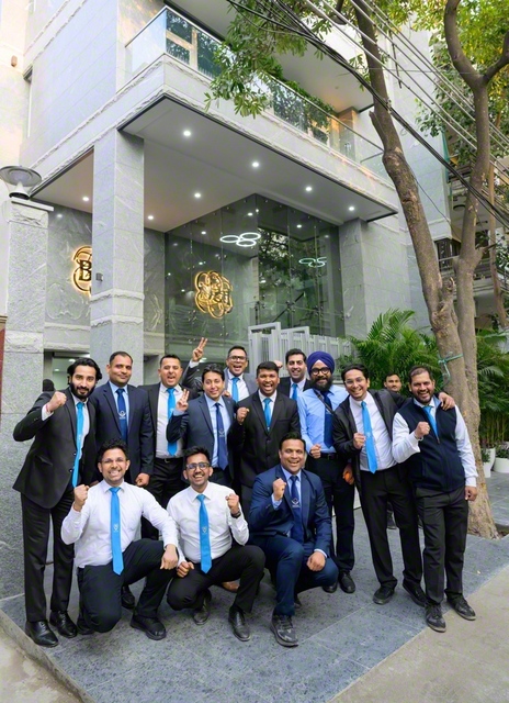 会合運営スタッフ「BTS」(Behind The Scene=陰に徹する)の友が新宝城完成の喜びにあふれて(2月、デリーのインド文化会館で)