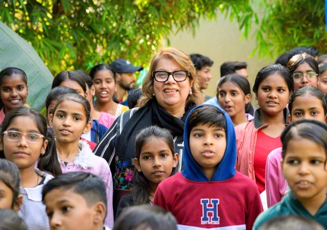 プージャ・カタルさん(写真中央、めがねの女性)が創立した学校で学ぶ子どもたちと共に