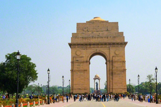 英国統治時代の1931年に完成したインド門。デリーを象徴する高さ42メートルのこの門は、第1次世界大戦で戦死したインド人兵士の慰霊のために建設された。壁面には戦死者の名が刻まれている