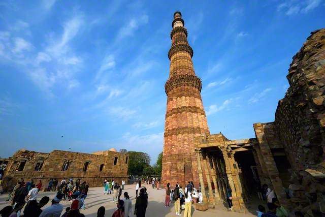 1200年頃に建てられたクトゥブ・ミナール。インドに残る最古のイスラム建築といわれている。塔の高さは72・5メートル。1993年に世界文化遺産に登録された。1961年2月、池田先生はアジア初訪問の折、クトゥブ・ミナール遺跡を訪れた(デリー)