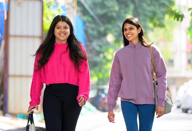 学生部の友を励ますイプシタ・グプタさん㊨