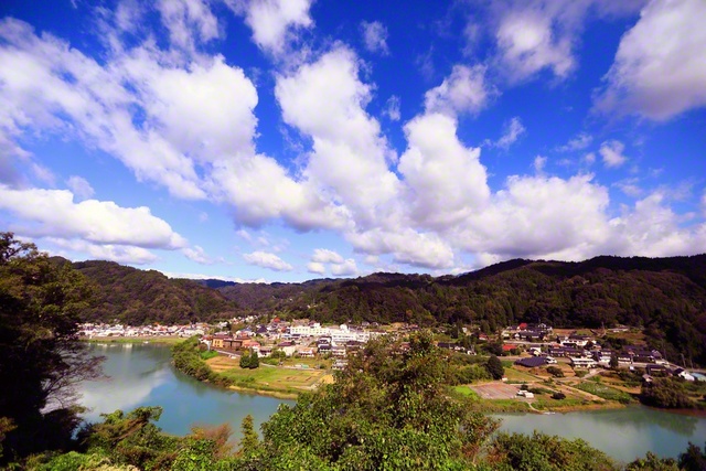大きく広がる雲と穏やかに流れる犀川（長野市）＝長野・小林充通信員