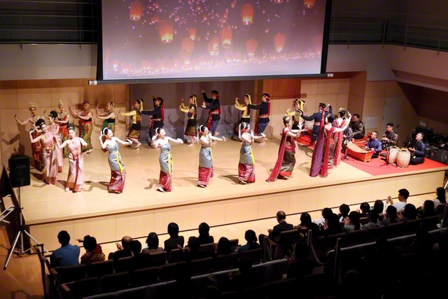 タイ王国文化省芸術局舞踊団と秋元加代子タイ舞踊団による演舞（22日、創価大学で）