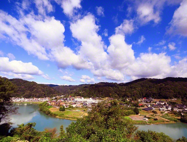 大きく広がる雲と穏やかに流れる犀川（長野市）＝長野・小林充通信員