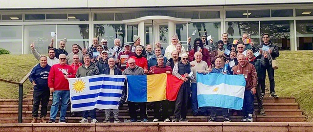 ウルグアイ壮年部の友とアルゼンチン壮年部の代表が団結固く研修会を行った（ラバジェハ県内で）