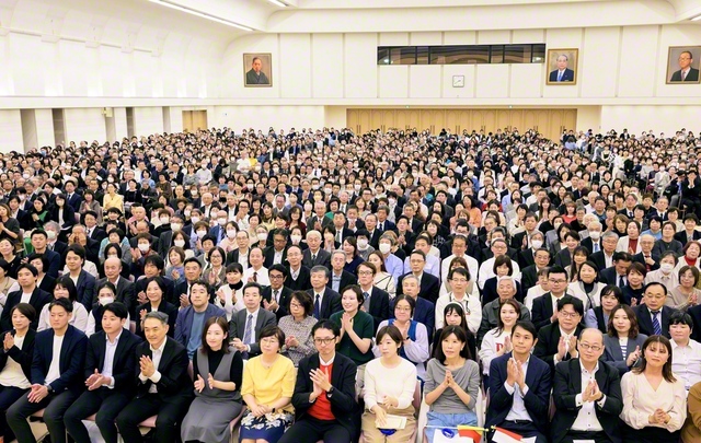 朗らかに行われた社会部の記念大会。音楽隊の創価本陣湧躍太鼓団が圧巻の演奏を披露し、場内は拍手と歓声に包まれた（東京戸田記念講堂で）