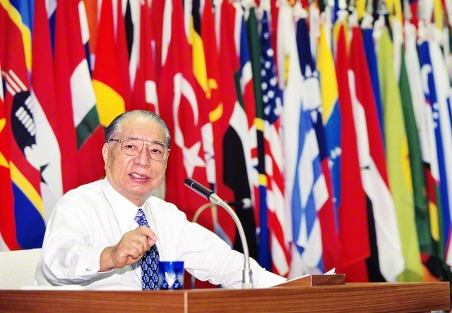 「21世紀兵庫希望総会」でスピーチする池田先生(1995年10月17日、兵庫池田文化会館で)。希望の二字を掲げ、「懸命に立ち上がろうとしている、その神戸の地でやることに意味があるんだ」と、開催を強く望んだのも先生だった