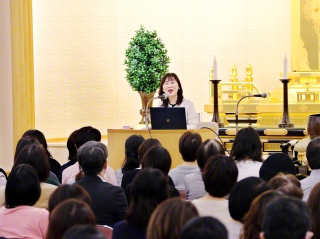 温かな励ましが子どもの自信を引き出す――朗らかに行われた女性部のコスモスセミナー（創価世界女性会館で）