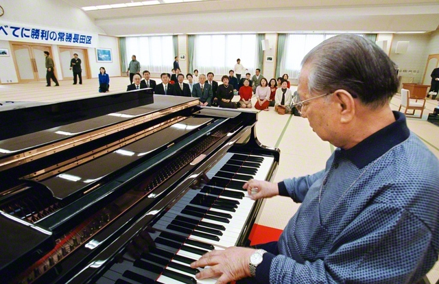 2000年2月、池田先生は75回目の兵庫指導へ。29日に長田文化会館を初めて訪れた。先生は「せめてもの皆さまへの励ましになれば」とピアノへ向かう。「湊川はどっち?」――近くを流れる川の方向を確かめ、“大楠公”を2度奏でた。先生は、長田区をはじめ、各地から駆けつけた同志と一緒に、震災の犠牲者への追善の勤行を行った。「まだまだ、これからが大変でしょう。私も応援を続けます。一生涯、お題目を送ります」と語った