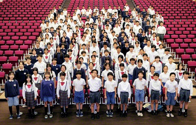 交歓会を行った東西の創価小学校の児童が記念のカメラに（22日、東京・創価学園で）