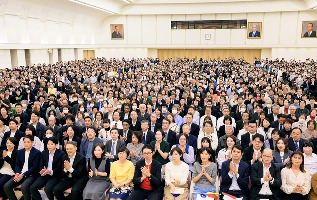 朗らかに行われた社会部の記念大会。音楽隊の創価本陣湧躍太鼓団が圧巻の演奏を披露し、場内は拍手と歓声に包まれた（東京戸田記念講堂で）