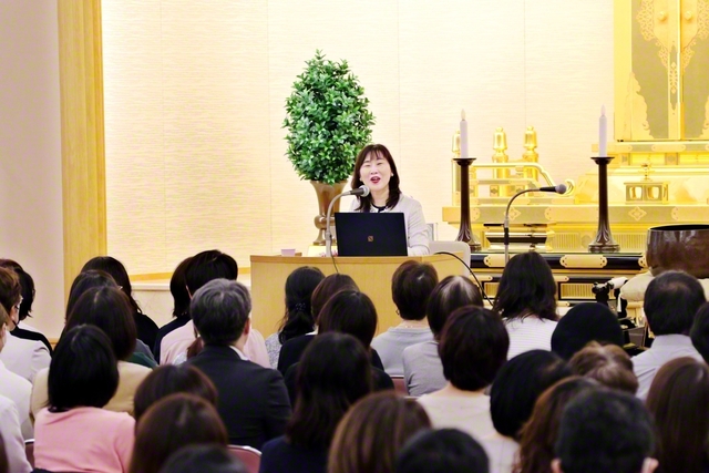温かな励ましが子どもの自信を引き出す――朗らかに行われた女性部のコスモスセミナー（創価世界女性会館で）
