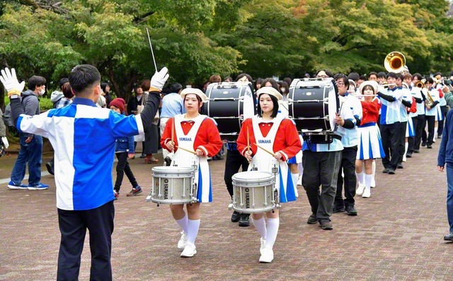 音楽隊の創価山梨リード吹奏楽団と山梨富士鼓笛隊が希望の音色を響かせ、行進した