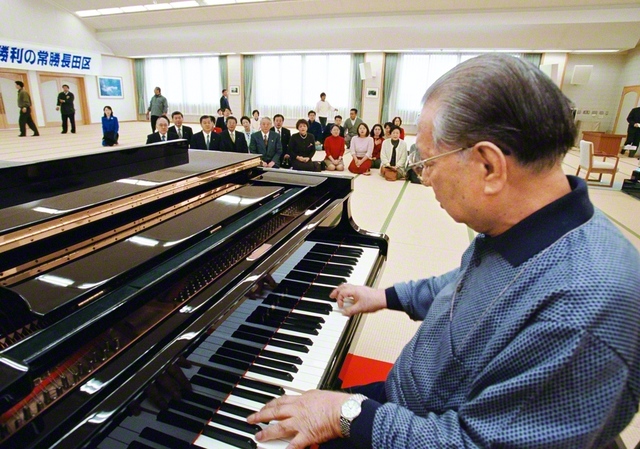 2000年2月、池田先生は75回目の兵庫指導へ。29日に長田文化会館を初めて訪れた。先生は「せめてもの皆さまへの励ましになれば」とピアノへ向かう。「湊川はどっち?」――近くを流れる川の方向を確かめ、“大楠公”を2度奏でた。先生は、長田区をはじめ、各地から駆けつけた同志と一緒に、震災の犠牲者への追善の勤行を行った。「まだまだ、これからが大変でしょう。私も応援を続けます。一生涯、お題目を送ります」と語った