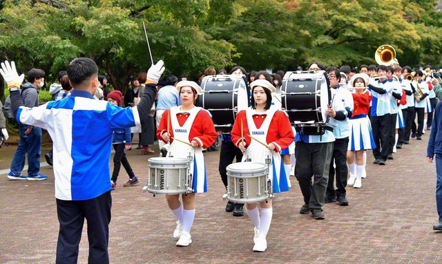 音楽隊の創価山梨リード吹奏楽団と山梨富士鼓笛隊