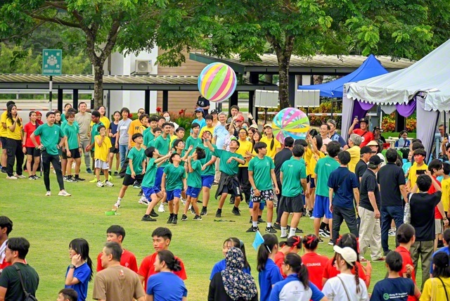 SISMのカレッジ・デー(体育祭)の最後の種目“大玉送り”が全参加者で行われ、大いに盛り上がった