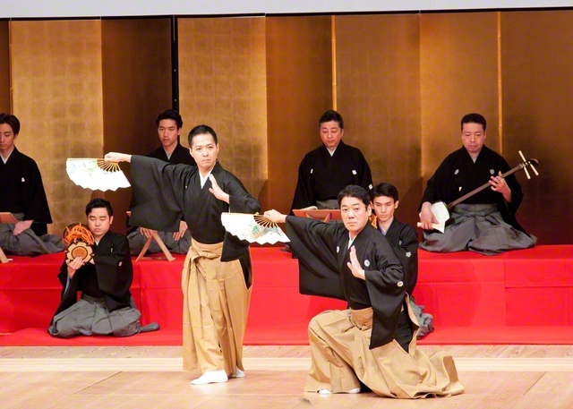 日本舞踊保存会の第1回研修成果発表会から。長唄の演奏で素踊りの「松の翁（おきな）」を披露する花柳寿太一郎さん㊨と西川扇左衛門さん＝日本舞踊協会提供