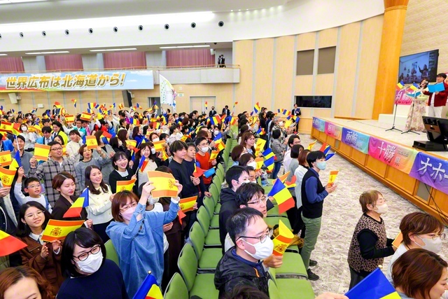 北海道池田講堂を中心に行われたスペインとの交流交歓会。少年少女部「北海道きら星合唱団」の合唱映像に大きな拍手が送られた