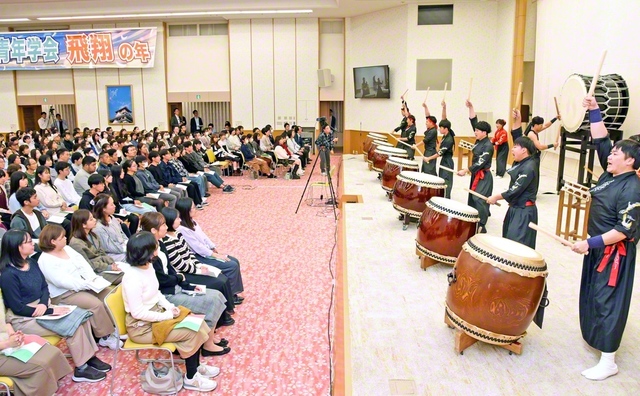 中部池田記念会館を中心に行われたイタリアと中部の交歓会。中部青年部の有志による太鼓団が迫力の演奏を披露し、イタリアの代表は同国青年部の愛唱歌を合唱した