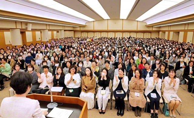 白樺会の首都圏県区委員長会。真心の祈りと行動で希望を広げゆくことを約し合った(金舞会館で)