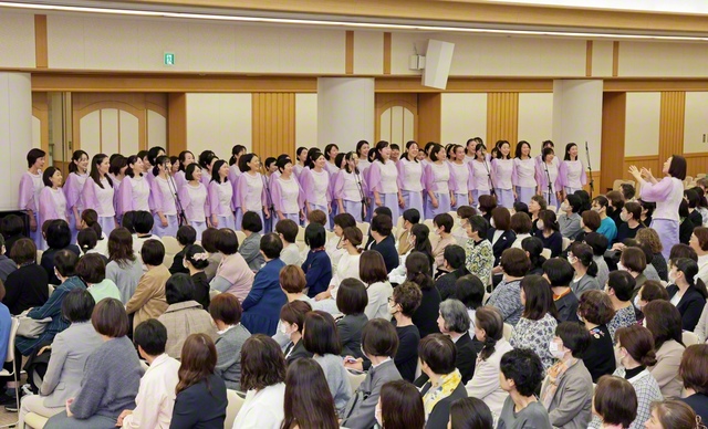 委員長会では、白ゆり合唱団が記念の合唱を披露した(同)