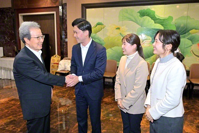 青年訪中団の来訪を中日友好協会の程常務副会長(左端)が歓迎し、「実り多き交流に」と語った(北京市内で)