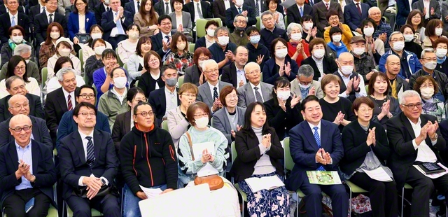 教育への情熱あふれる発表に耳を傾ける参加者(同)