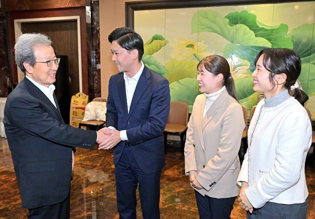 青年訪中団の来訪を中日友好協会の程常務副会長（左端）が歓迎し、「実り多き交流に」と語った（北京市内で）