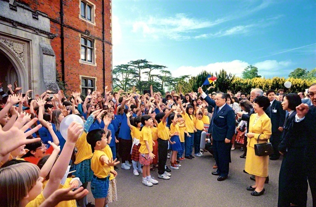 1994年6月、池田先生はタプロー・コート総合文化センターを訪問。晴れやかな青空の下、出迎えた未来の宝たちを励ました
