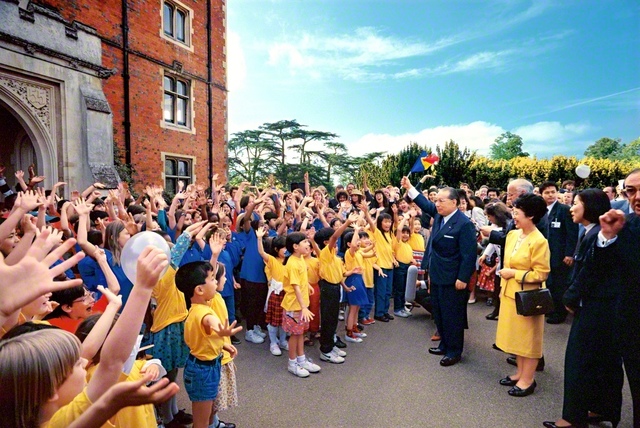 1994年6月、池田先生はタプロー・コート総合文化センターを訪問。晴れやかな青空の下、出迎えた未来の宝たちを励ました