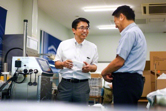 今も時折、取引先の工場を訪問しては、さまざまな提案を行う木戸さん㊧。「これまで築いてきた信用こそが財産です」